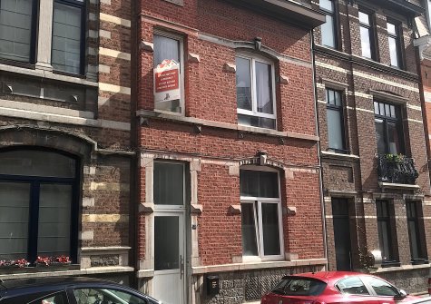 Liège (quartier du Laveu): grosse maison familiale structurée en 7 studios et jardin de ville.
