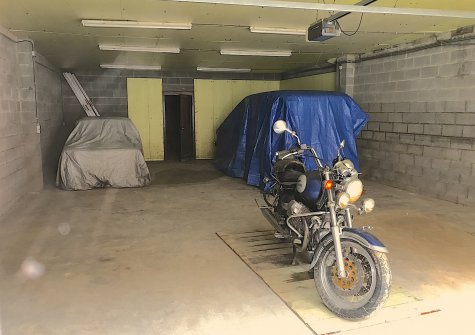 Vaux-sous-Chèvremont: entrepôt/garage avec pièce atelier et fosse d’entretien.