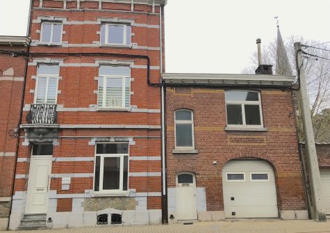 Angleur: Ensemble immobilier de 360m2 englobant 9 chambres possibles pour étudiants avec bel extérieur et grand garage pour 2 véhicules.