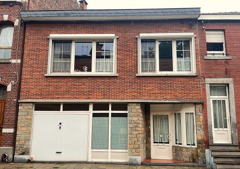 Jemeppe: Volumineuse maison bel-étage avec 3 chambres, jardin et spacieux garage.