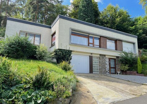 Spacieux bungalow doté de 3 belles chambres, garage et petit jardin.