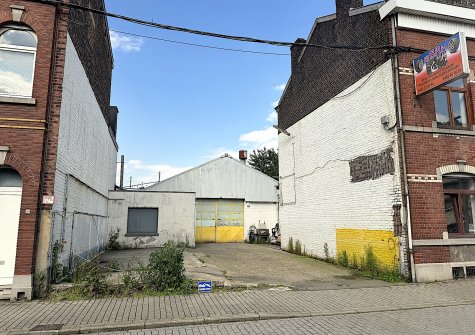 Angleur: vaste entrepôt avec bureaux, cabine de peinture et aires de parkings.
