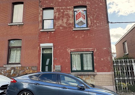 Saint-Nicolas: maison avec de l’aisance et équipée de 4 très grandes chambres et d’un joli extérieur.