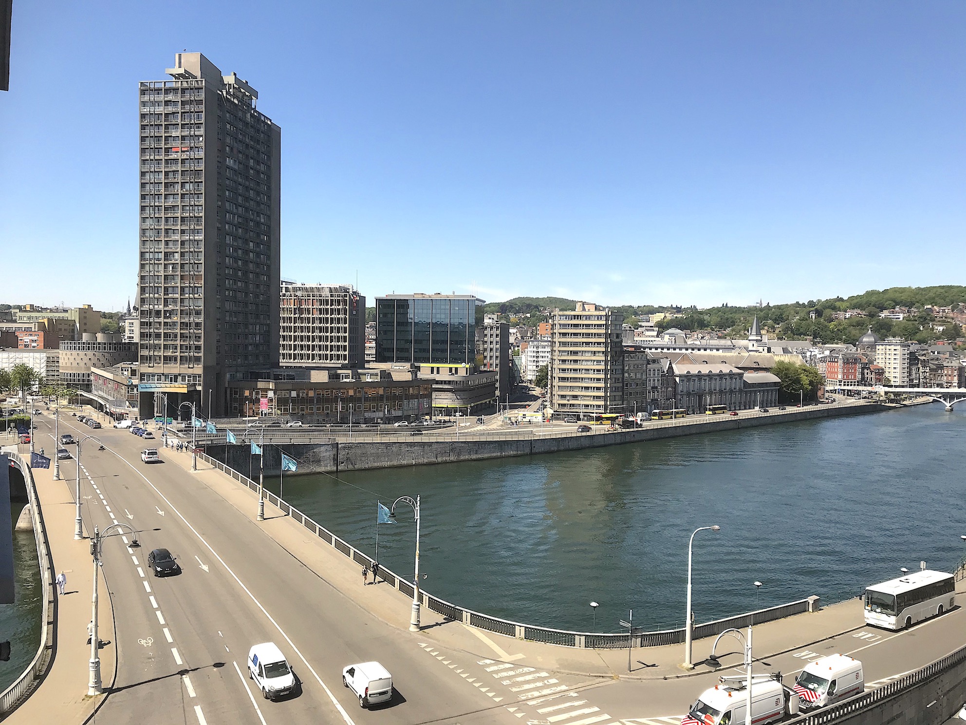 Studio hyper centré avec superbe vue et une accessibilité totale à tout ce que vous pouvez imaginer.